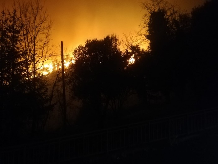 Paura e fuoco a Cogoleto, la testimonianza di un cittadino: &quot;Fiamme ovunque, c'è stato un fuggi fuggi generale&quot;