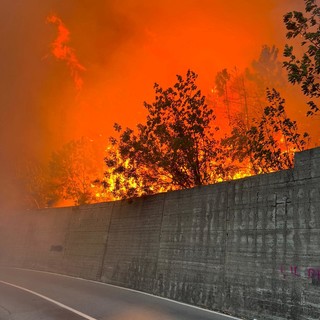 Ancora attivi gli incendi di Voltri e Arenzano, vigili del fuoco e volontari sul posto, in azione i mezzi aerei (Foto e video)