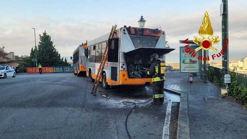 Oregina, principio di incendio su un bus: intervento dei vigili del fuoco (Foto)