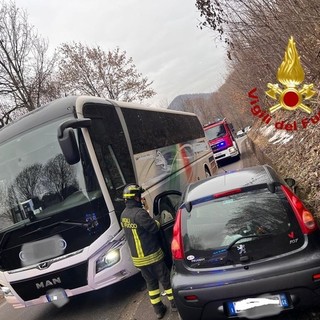 Scontro tra pullman e auto a Frabosa Sottana, a bordo alcuni turisti genovesi