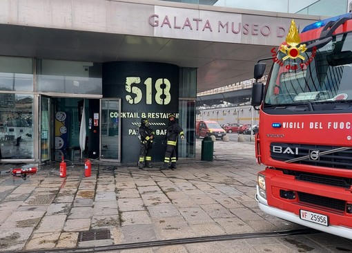 Principio di incendio nel bar del Museo del Mare alla Darsena, sul posto i vigili del fuoco