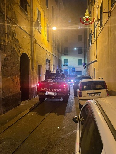 Magazzino a fuoco in Vico Viani a Genova: nessun danno alle persone