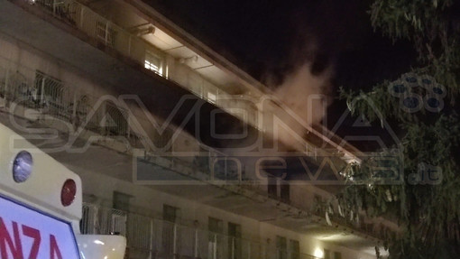 Fiamme all'ospedale Santa Corona: a fuoco parte del reparto di ortopedia, palazzina evacuata (FOTO e VIDEO)