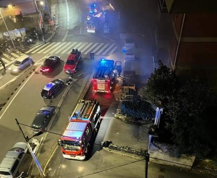 Incendio in via Mosso, fiamme partite da uno scooter elettrico parcheggiato in garage