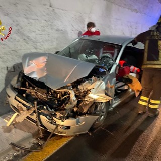 Incidente in autostrada tra Genova e Chiavari, due persone bloccate all'interno dell'auto salvate dai vigili del fuoco