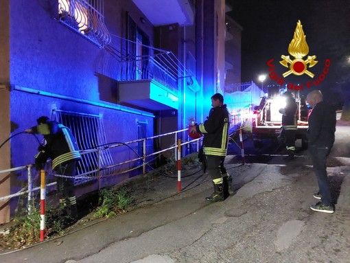 A fuoco nella notte un appartamento in via Campomorone