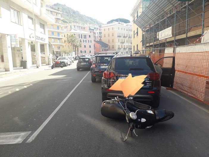 Quinto, auto aggancia uno scooter e lo trascina per quasi un chilometro