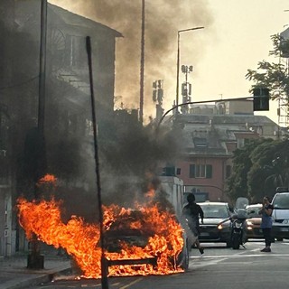 Auto in fiamme a Sturla, la testimonianza: &quot;I vigili del fuoco ci hanno messo venti minuti ad arrivare&quot;