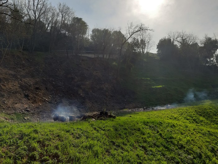 Incendio di Cogoleto: sparito il fronte di fiamma, permangono solo alcuni focolai e fumaioli