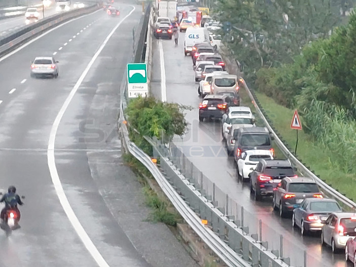 Incidente in autostrada sulla complanare di Savona: due mezzi coinvolti, lunghe code su A10 e A6