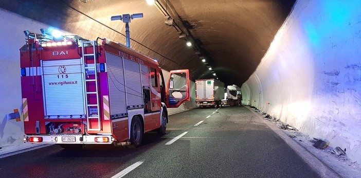 Camion si intraversa tra Albisola e Savona: riaperto il tratto sulla A10 (FOTO)