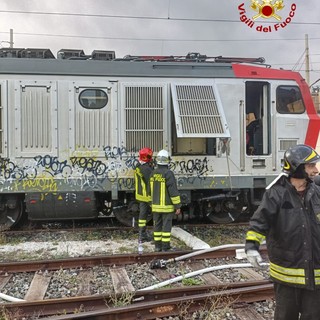 Terralba: a fuoco un locomotore nel deposito treni, fiamme spente dai vigili del fuoco