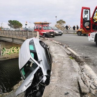 Tragedia sfiorata a Cogoleto: auto rimane appesa al guardrail sospesa nel vuoto (FOTO e VIDEO)