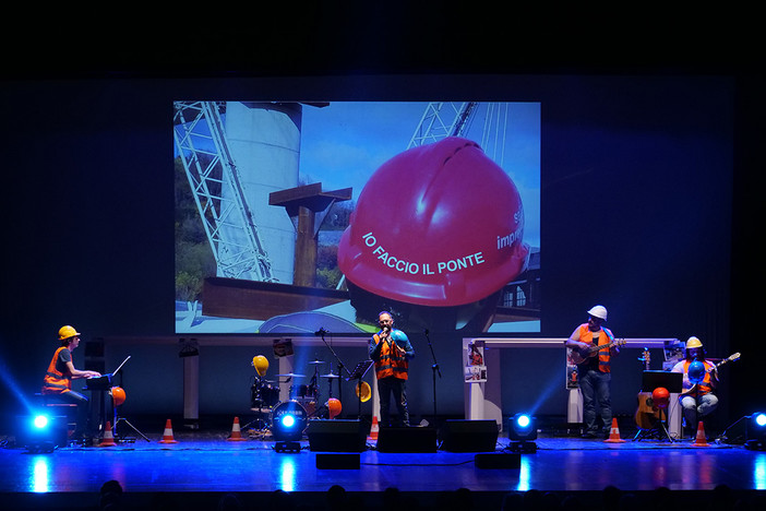 I mille del ponte, al teatro Modena lo spettacolo che racconta chi ha ricostruito il nuovo viadotto (video)