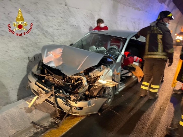 Incidente in autostrada tra Genova e Chiavari, due persone bloccate all'interno dell'auto salvate dai vigili del fuoco