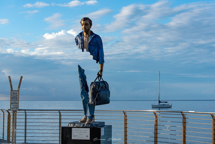 “I Viaggiatori” del M. Bruno Catalano incantano Alassio: metafore di connessione con il viaggio della vita