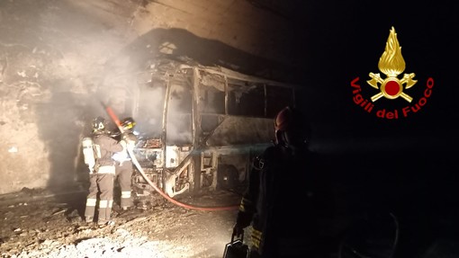 Incendio in A12, la procura sequestra la galleria, indagini sulle conseguenze dell'incendio alla struttura