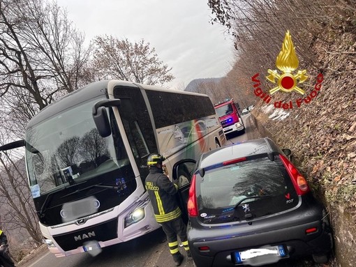 Scontro tra pullman e auto a Frabosa Sottana, a bordo alcuni turisti genovesi