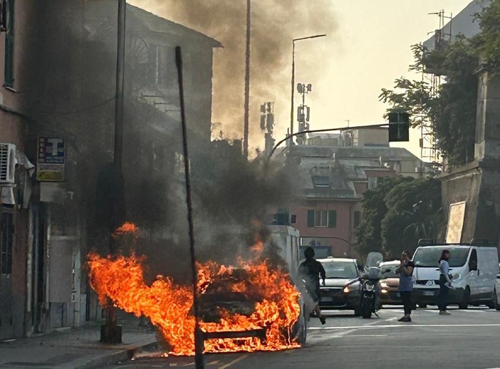 Auto in fiamme in piazza Sturla, traffico rallentato