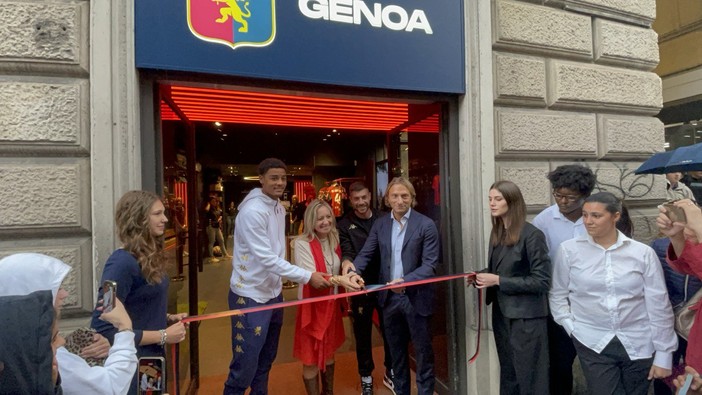 La pioggia non ferma i tifosi, in centinaia oggi per l’apertura del nuovo Genoa Store