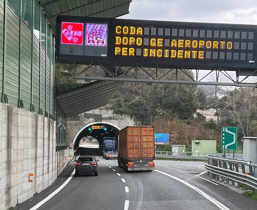 A10, auto finisce contro il guardrail al bivio con la A7, mobilitazione di soccorsi