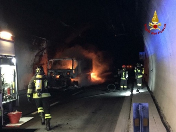 Camion in fiamme sull'A10 a Spotorno: nessuna responsabilità diretta per l'autista