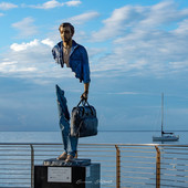 “I Viaggiatori” del M. Bruno Catalano incantano Alassio: metafore di connessione con il viaggio della vita