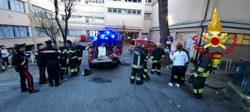 Rogo nei fondi dell'istituto Montale, prende fuoco un armadio: fumo dallo scantinato, nessun ferito né intossicati