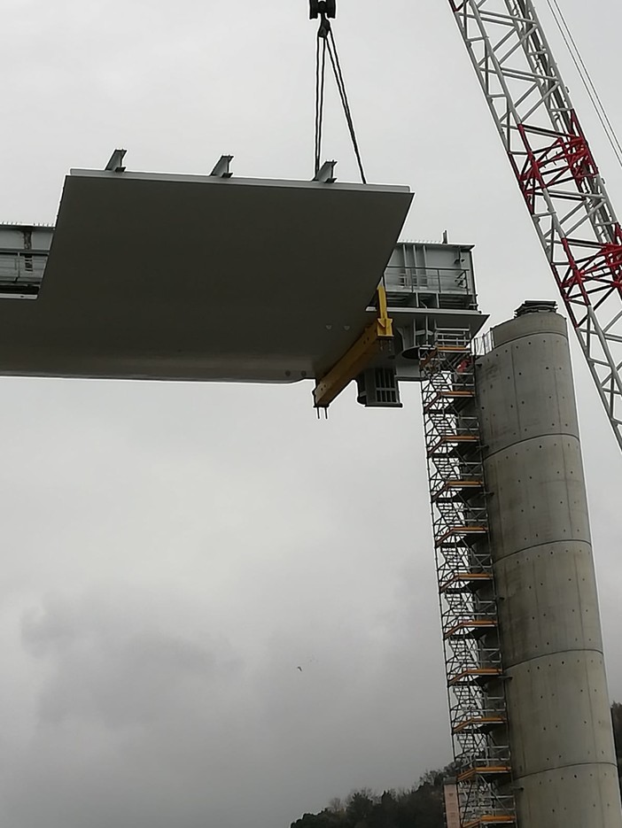 Ponte per Genova, Toti: &quot;Insieme alla nuova trave sale anche la speranza per il futuro&quot;