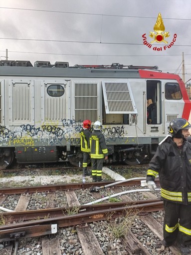 Terralba: a fuoco un locomotore nel deposito treni, fiamme spente dai vigili del fuoco