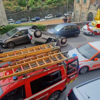 Auto si ribalta in via San Bartolomeo del Fossato, 70enne in codice rosso