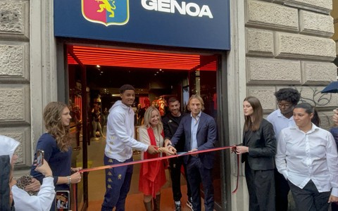 La pioggia non ferma i tifosi, in centinaia oggi per l’apertura del nuovo Genoa Store