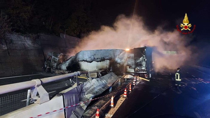 Schianto fra tir sulla A26, riaperto il tratto autostradale