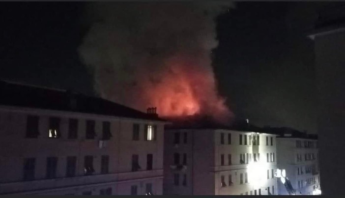 Incendio via Piacenza, concluse le operazioni di spegnimento. Attivata l’Unità di crisi locale e distribuiti pasti caldi