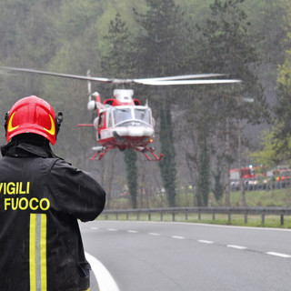 Passo del Bracco, 25enne cade con la moto e resta incastrata nel guard rail: interviene l'elicottero