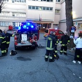 Rogo nei fondi dell'istituto Montale, prende fuoco un armadio: fumo dallo scantinato, nessun ferito né intossicati