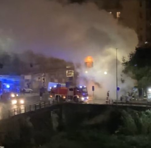 Marassi, a fuoco nella notte il chiosco di fiori in piazza Romagnosi