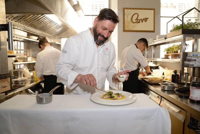 Ivano Ricchebono e la squadra di 'È sempre Mezzogiorno' in cucina per i bimbi del Gaslini