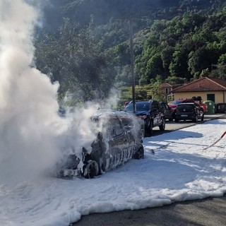 Auto in fiamme a Castiglione Chiavarese, intervengono i Vigili del Fuoco