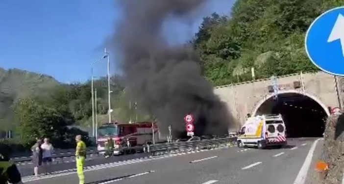 Incendio in A12, Procura sequestra la galleria. Toti: &quot;Auspico accertamenti nel più breve tempo possibile&quot;