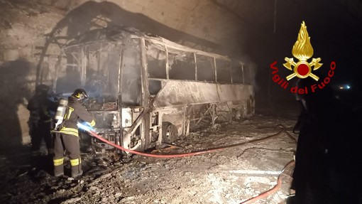 Pullman in fiamme, riaperta in serata la A12 Genova-Sestri Levante (FOTO e VIDEO)