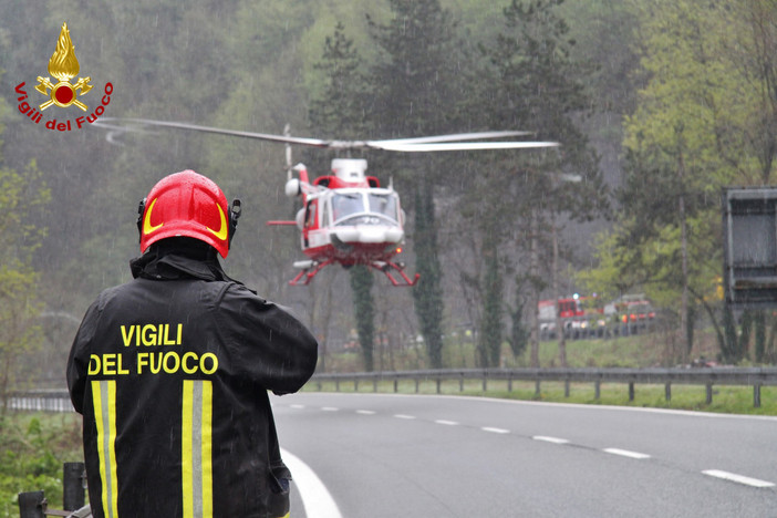 Passo del Bracco, 25enne cade con la moto e resta incastrata nel guard rail: interviene l'elicottero