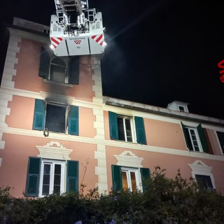 Incendio in una villa in corso Europa, distrutta abitazione