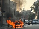 Auto in fiamme in piazza Sturla, traffico rallentato