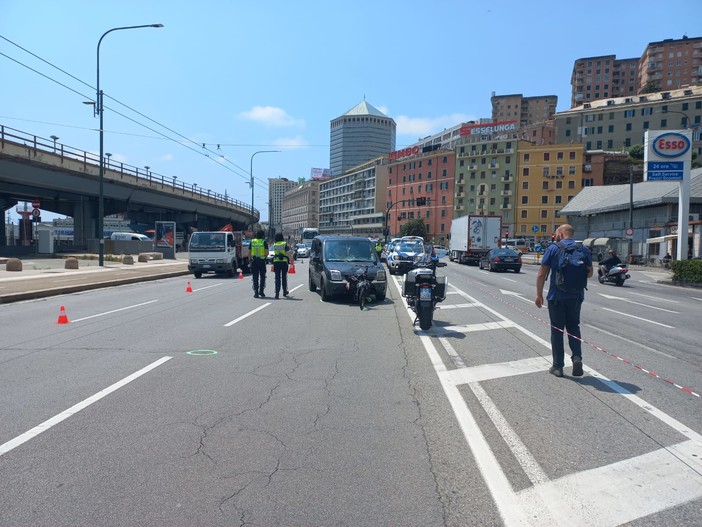 Scontro auto-bici in via Buozzi, dichiarata la morte cerebrale per la ciclista