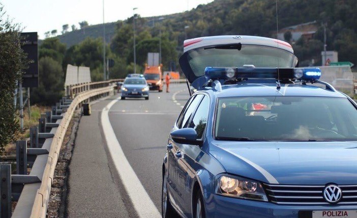 Cade con la moto in autostrada tra Varazze e Arenzano: centauro ricoverato, code direzione Genova