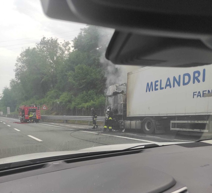 Camion prende fuoco poco prima dello svincolo di Bolzaneto, coda in A7