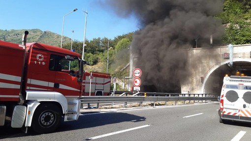 Autostrade, da questa sera stop ai cantieri in Liguria, si attende l'esito degli ispettori nella galleria incendiata