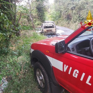 Multedo, auto in fiamme nella zona dei Laghetti: intervengono i Vigili del Fuoco (foto)