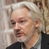 Genova, cittadinanza onoraria a Julian Assange: la proposta in consiglio comunale